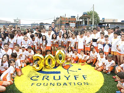 Cruyff Court Pelé é inaugurado em Santos e reúne os legados de dois ícones do futebol