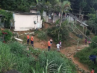 Após deslizamentos no Morro da Vila Baiana, em Guarujá, famílias começam a voltar para casa