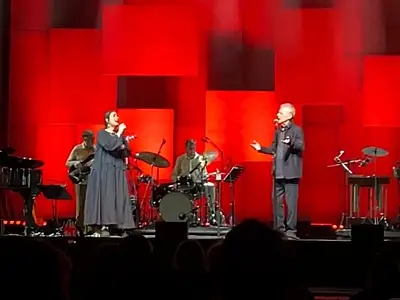 Chico Buarque celebra 'bom tempo' em primeiro show após posse de Lula, no Rio