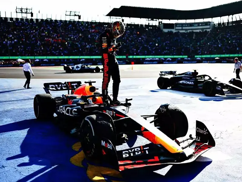 Verstappen voa na largada e vence GP do México que teve até carro em chamas