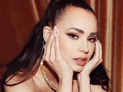 Sofia Carson usa joia tão valiosa que precisa de escolta no Oscar