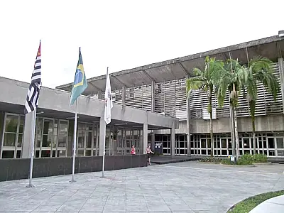 Escolas de Cubatão estão sem aula por conta da greve de funcionários da limpeza