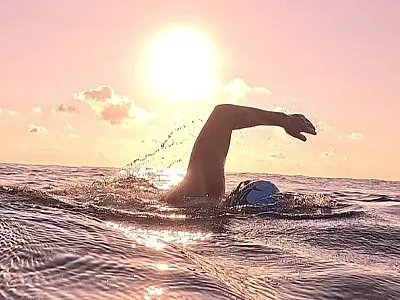 Nadador guarujaense atravessa 42 km em águas abertas entre ilhas de Portugal
