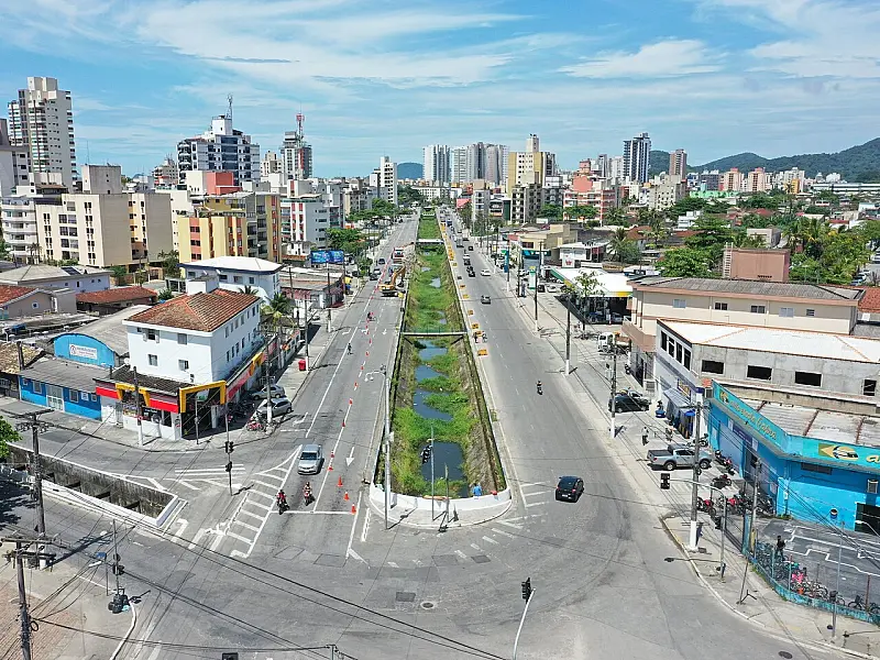 Guarujá começa a recuperação do canal da Av. Dom Pedro