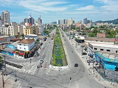 Guarujá começa a recuperação do canal da Av. Dom Pedro