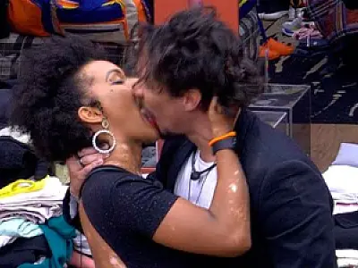 Eliezer e Natália fazem sexo no BBB, e Gustavo e Laís se beijam na cama; veja vídeo