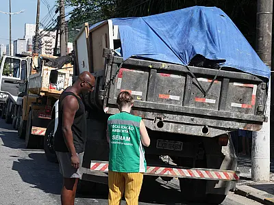 Força-tarefa para coibir descarte irregular de entulho resulta em duas autuações em Santos