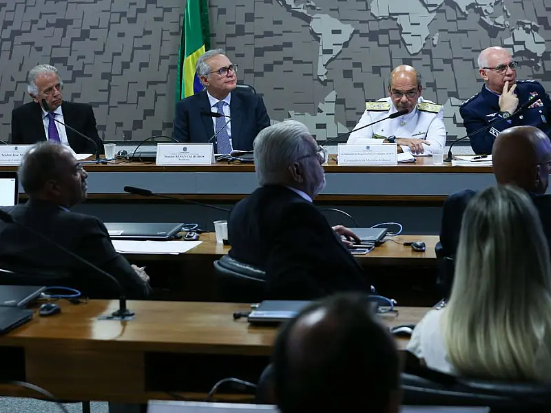 Múcio defende que militar para entrar na política deve deixar a Força