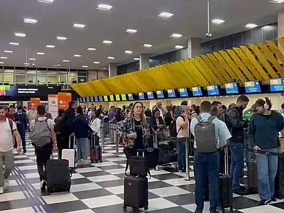 Aeroporto de Congonhas tem voos cancelados por causa das chuvas e passageiros dormem no saguão