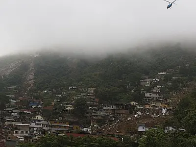 Petrópolis aciona sirenes e alerta população sobre efeitos da chuva; veja vídeo