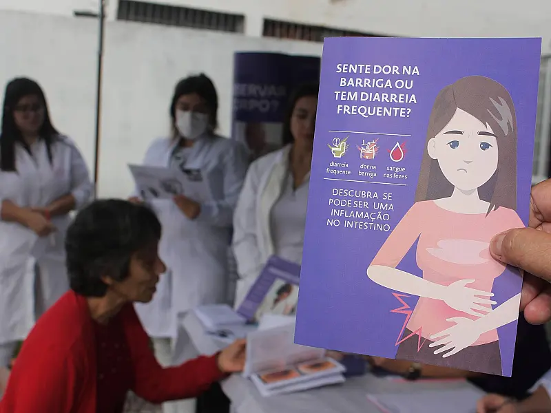 Mobilização sobre doenças inflamatórias orienta moradores de Santos
