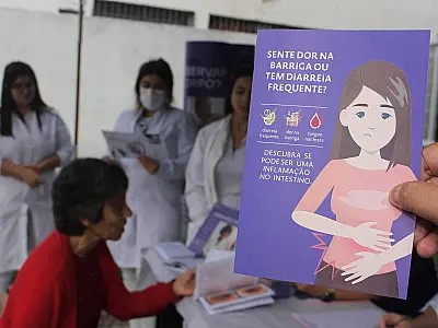 Mobilização sobre doenças inflamatórias orienta moradores de Santos