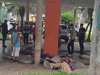 Homem de 56 anos em situação de rua é encontrado morto em praça