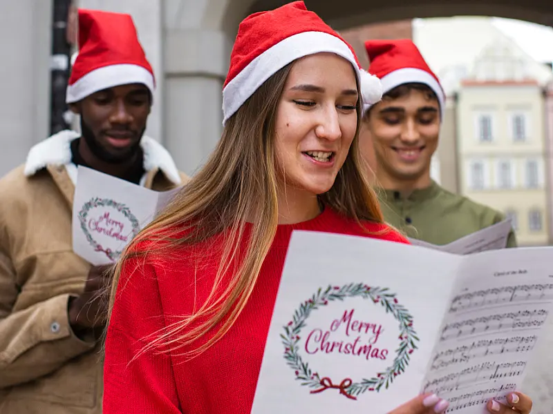 Apresentações de corais da região marcam chegada do Papai Noel