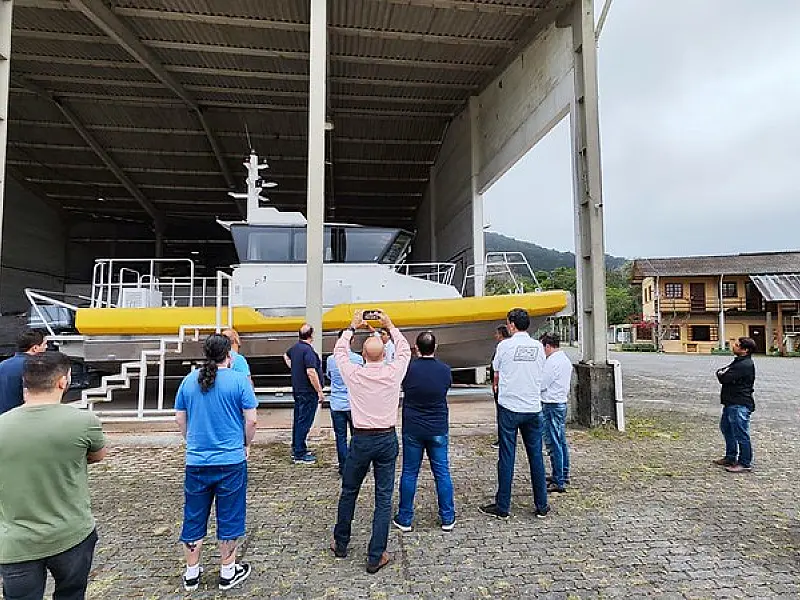 Estaleiro de Guarujá fabrica embarcações para transporte hidroviário na Baixada