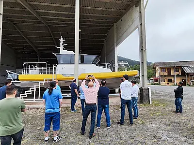 Estaleiro de Guarujá fabrica embarcações para transporte hidroviário na Baixada
