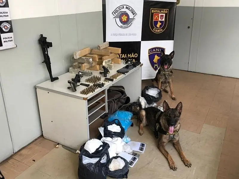 Homem é preso com 30kg de drogas, armas de fogo e munições em Santos