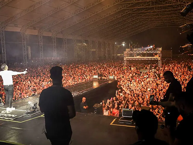 Com muito 'arroxa' e 'piseiro', Nadson arrasta multidão ao Kartódromo de Cubatão