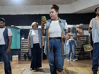 Espetáculo "Sambaqui de Vidas" resgata memórias de Guarujá