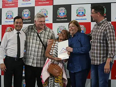 Programa Casa Legal entrega 70 títulos para moradores do núcleo Jardim  Silmara, no bairro Esmeralda