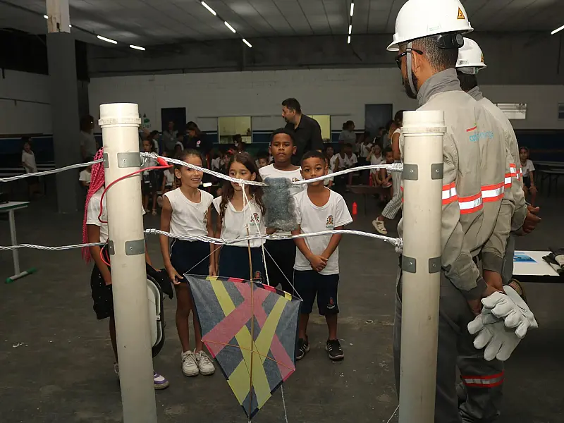 Projeto ensina alunos de Santos a evitar acidentes elétricos com pipas