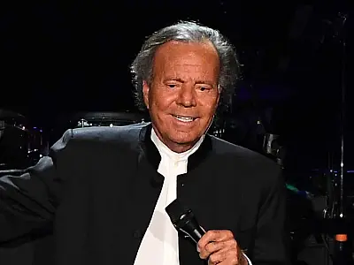 Julio Iglesias é detido em aeroporto por conta do conteúdo de suas malas