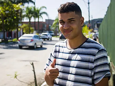 Matheus da Balinha, jovem vicentino viraliza na internet vendendo balas