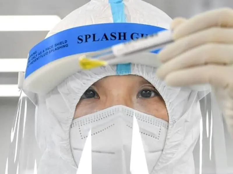 China relata pico de casos de Covid enquanto relaxa medidas de restrição