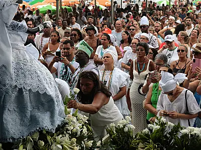 24ª Festa de Iemanjá emociona multidão de devotos na Ponta da Praia de Santos