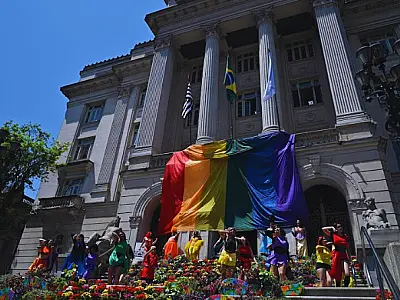 Praça Mauá é tomada por cores, música e dança na 14° Semana da Diversidade de Santos
