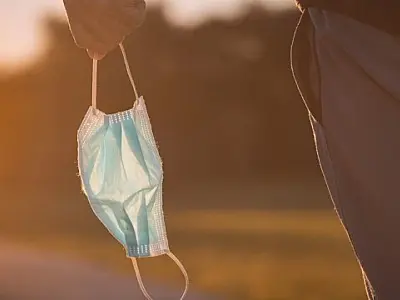 Fabricantes de máscara comemoram fim de emergência sanitária