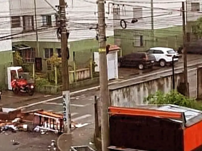 Emergência Sanitária: Rua da Cidade Náutica é tomada por montanha de lixo e ratos