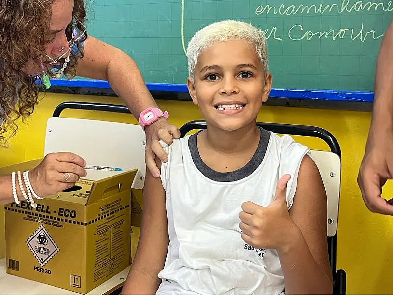 Sesau realiza ação de vacinação na escola UE Nilton Ribeiro e imuniza mais de 400 alunos