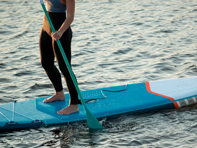 Mongaguá tem observado aumento substancial de atividades náuticas, como stand-up paddle, caiaques