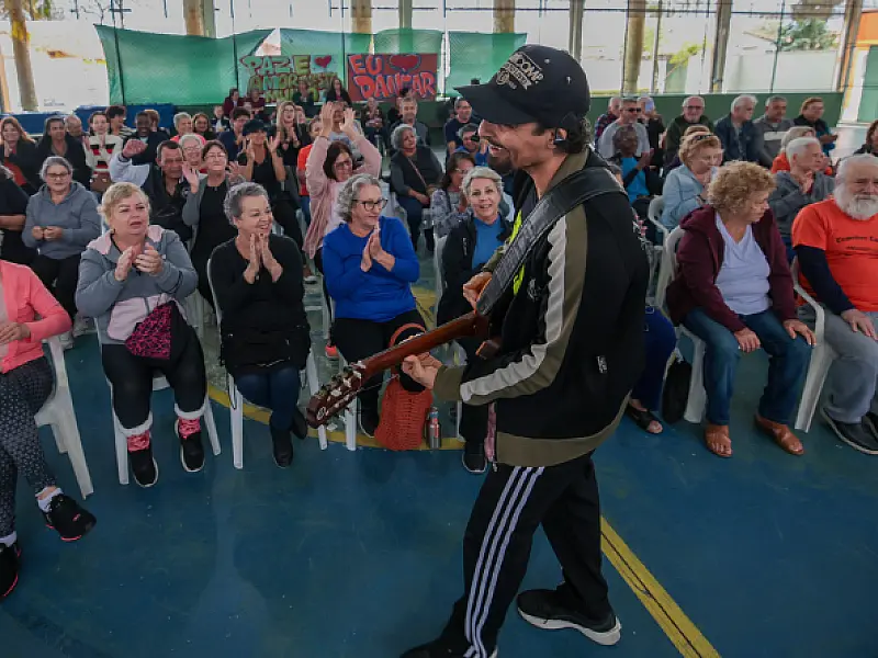 Projeto "Canta Conviver" usa refrãos de músicas para estimular memória  e divertir idosos de PG/SP