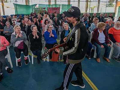 Projeto "Canta Conviver" usa refrãos de músicas para estimular memória  e divertir idosos de PG/SP