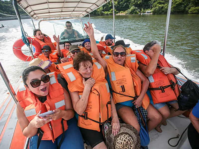 Idosos de PG participam de passeios de barco através do projeto Navega Longevidade