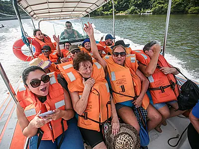 Idosos de PG participam de passeios de barco através do projeto Navega Longevidade