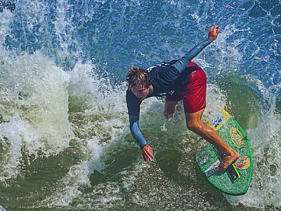 Lucas Fink é pentacampeão mundial de skimboard nos Estados Unidos