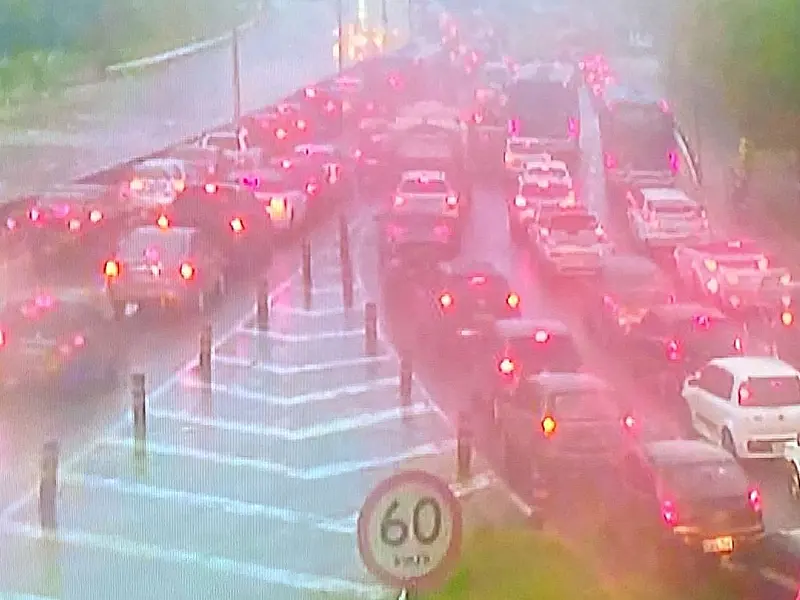 Chuva na Baixada castiga cidades com alagamento e trânsito caótico; veja os vídeos