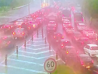 Chuva na Baixada castiga cidades com alagamento e trânsito caótico; veja os vídeos