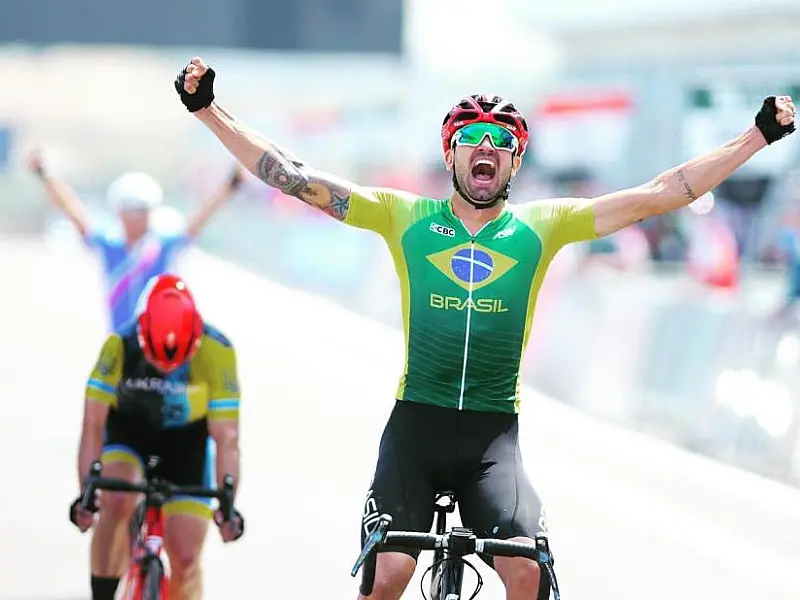 Ciclista de Santos termina 2025 como líder do ranking mundial paralímpico