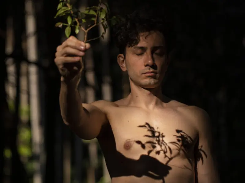Espetáculo OKAMA estreia em Santos e une teatro, memória e afeto