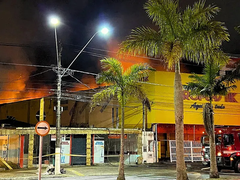 Defesa Civil interdita loja de artigos para festa que pegou fogo em Praia Grande