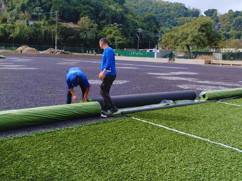Campo de futebol na Zona Noroeste de Santos está ganhando grama sintética