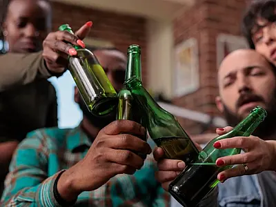 Excesso de álcool e chocolate pode causar inchaços, inflamações e queda na imunidade, alerta médico