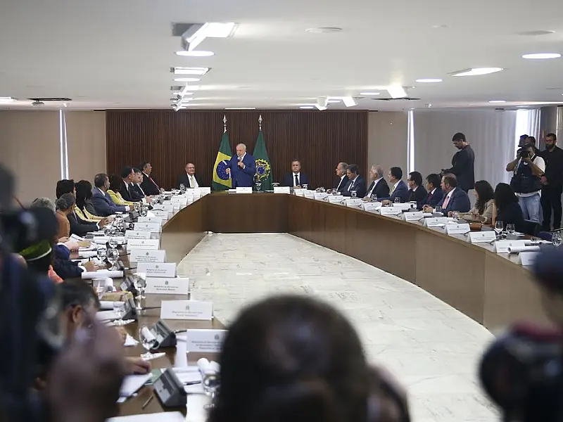 Lula defende salto de qualidade na educação, cultura e saúde