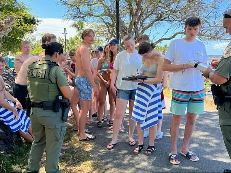Polícia adverte 33 nadadores por importunação de golfinhos no Havaí