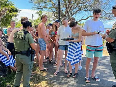 Polícia adverte 33 nadadores por importunação de golfinhos no Havaí