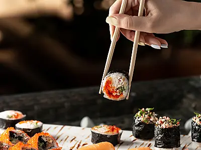 Por que podemos comer peixe cru, mas carne de boi, porco e frango, não?